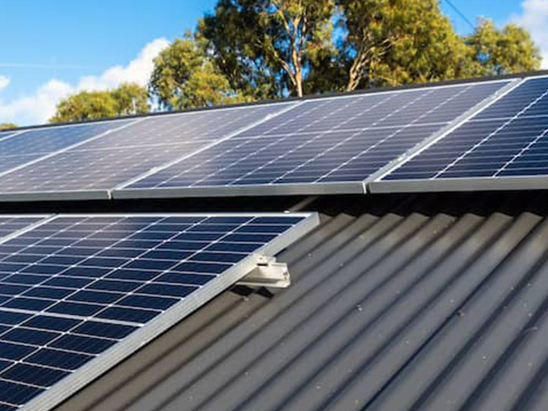 Как устанавливается солнечная батарея на металлической крыше?